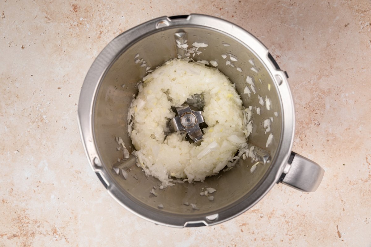 Picando cebolla para el bacalao con tomate en Thermomix