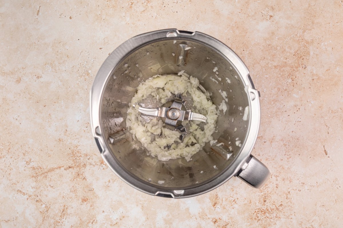 Picando cebolla para ell pollo con almendras en Thermomix