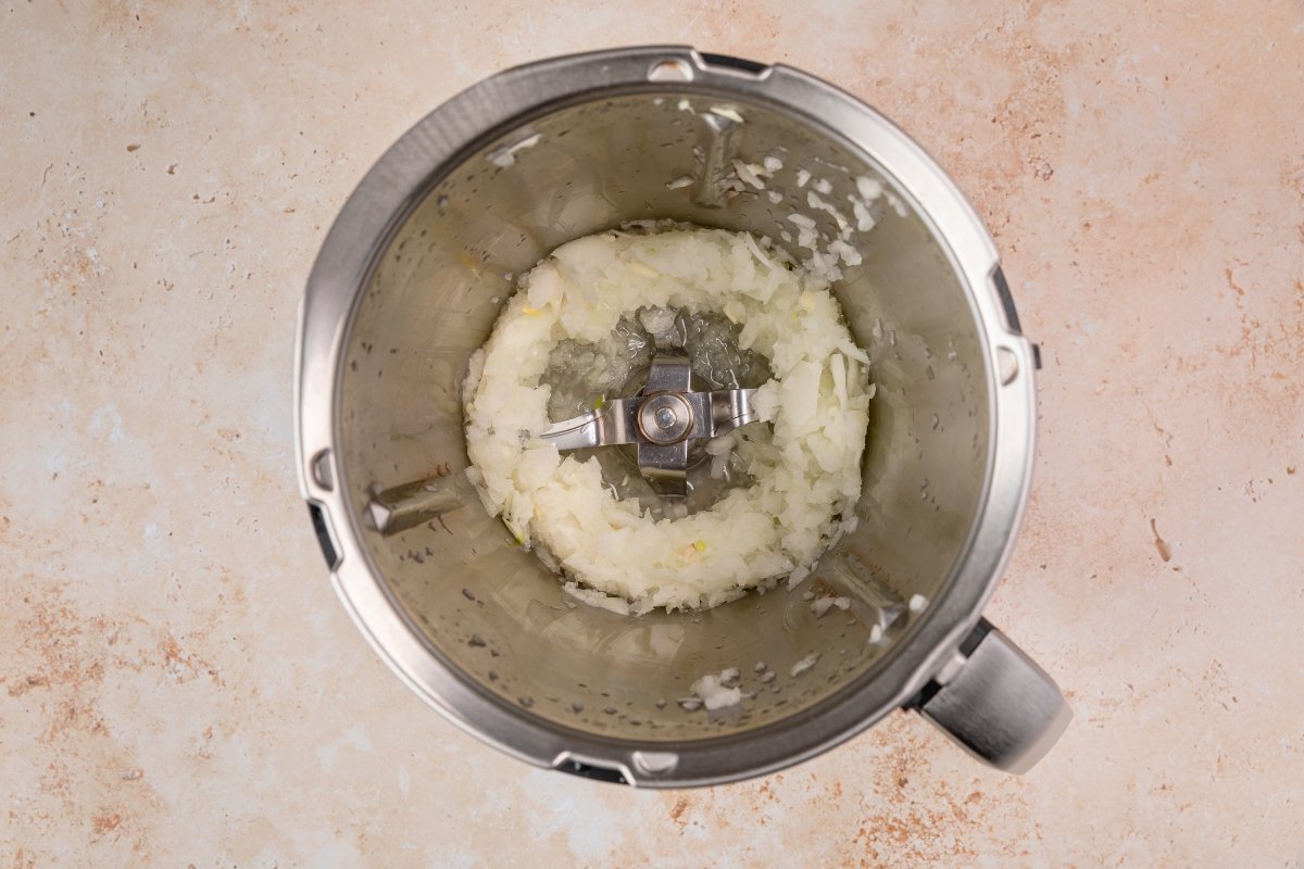 Picando cebolla para los callos veganos con y sin Thermomix