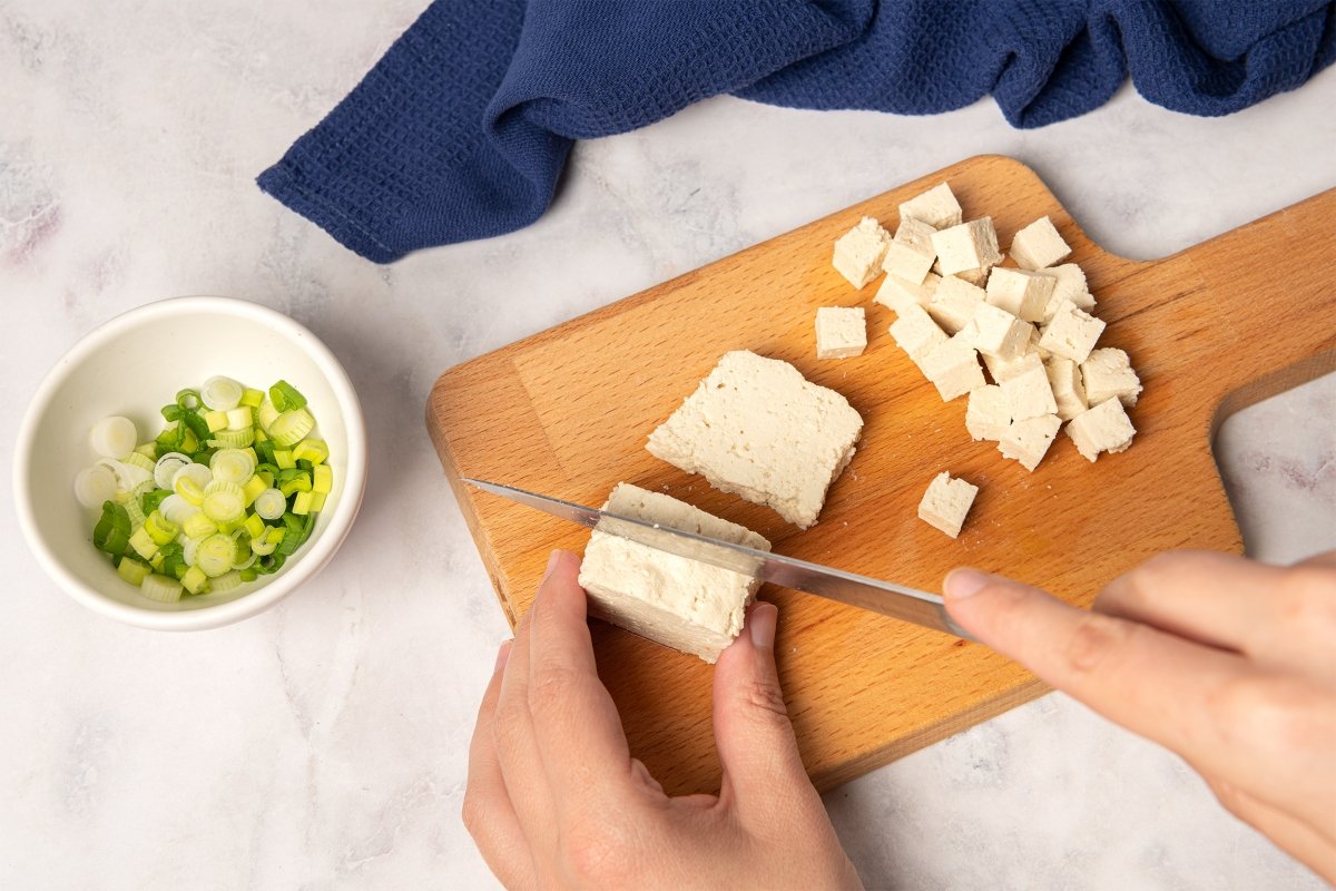 Picando cebolleta y tofu para la sopa de miso
