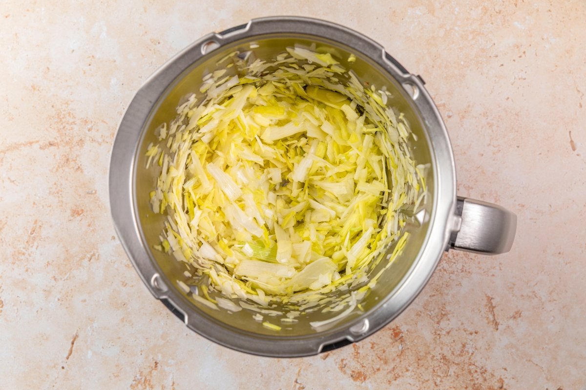Picando el puerro de la crema de puerros en Thermomix