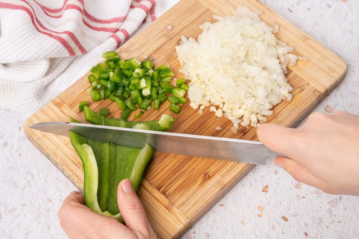 Picando hortalizas para el sofrito de las judías pintas con arroz