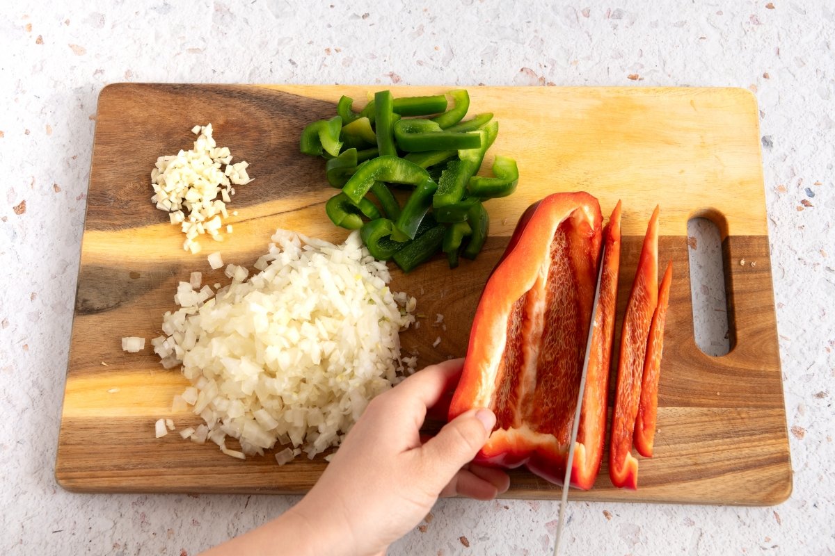 Picando hortalizas para el sofrito del pulpo a la mugardesa