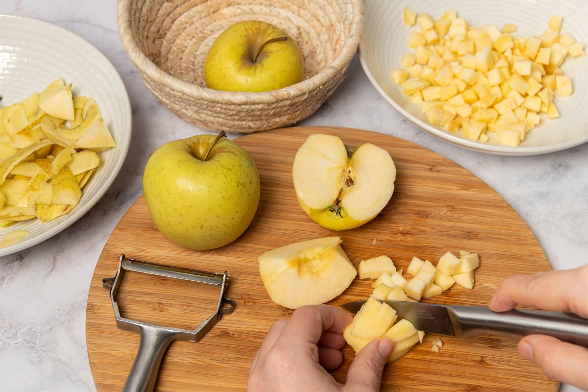 Picando las manzanas para el strudel de manzana