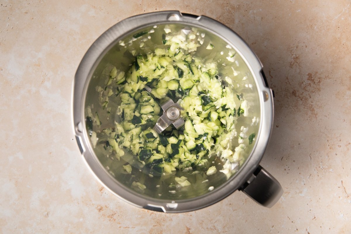 Picando pepino para el tzatziki en Thermomix