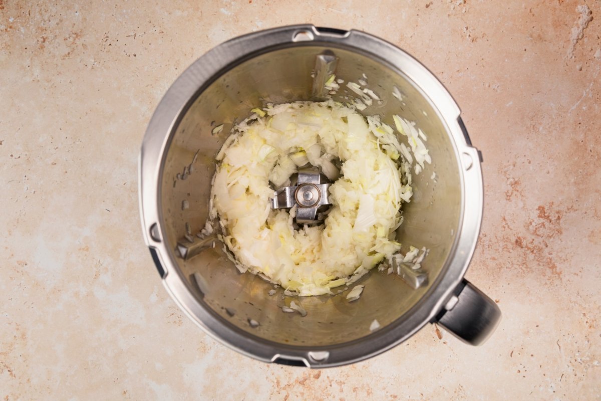 Picando puerro y cebolla para la crema de guisantes en Thermomix