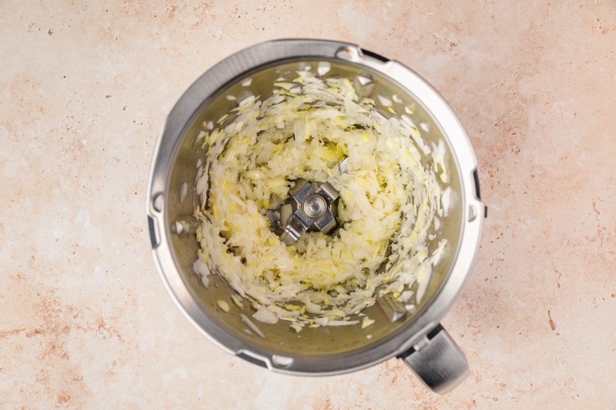 Picando puerro y cebolla para la crema de zanahoria en Thermomix