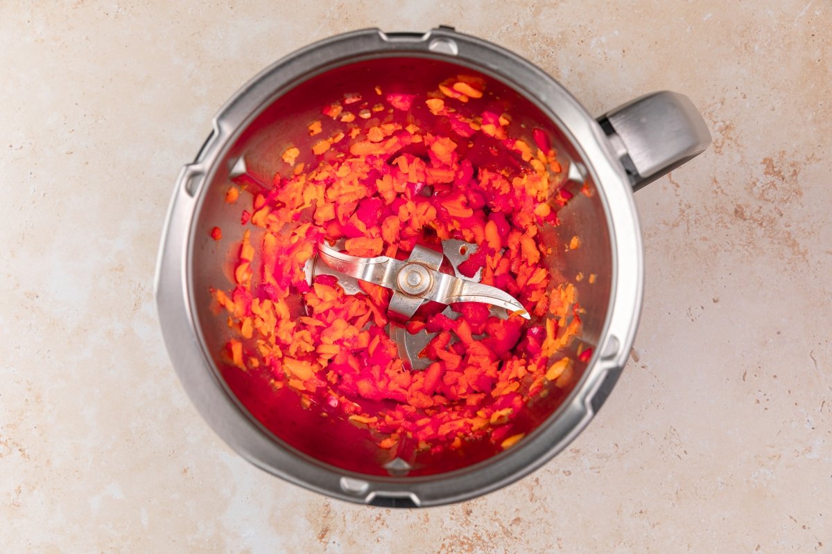 Picando vegetales de la ensalada de arroz y atún en Thermomix