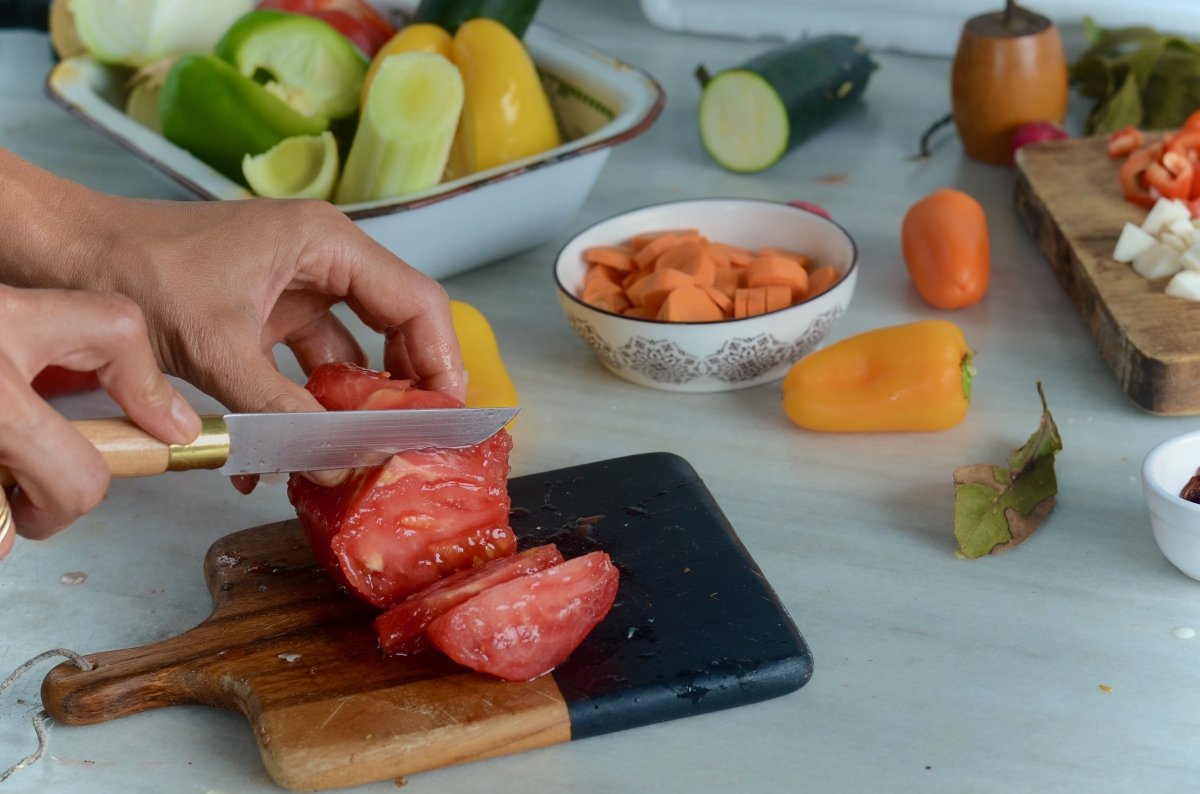 Picando verduras para las lentejas