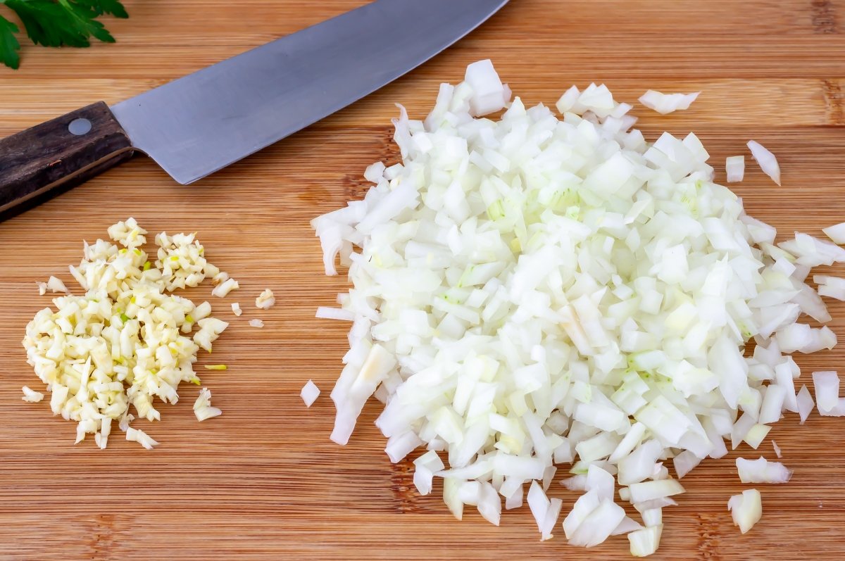 Picar cebolla y ajo para el fricasé de pollo