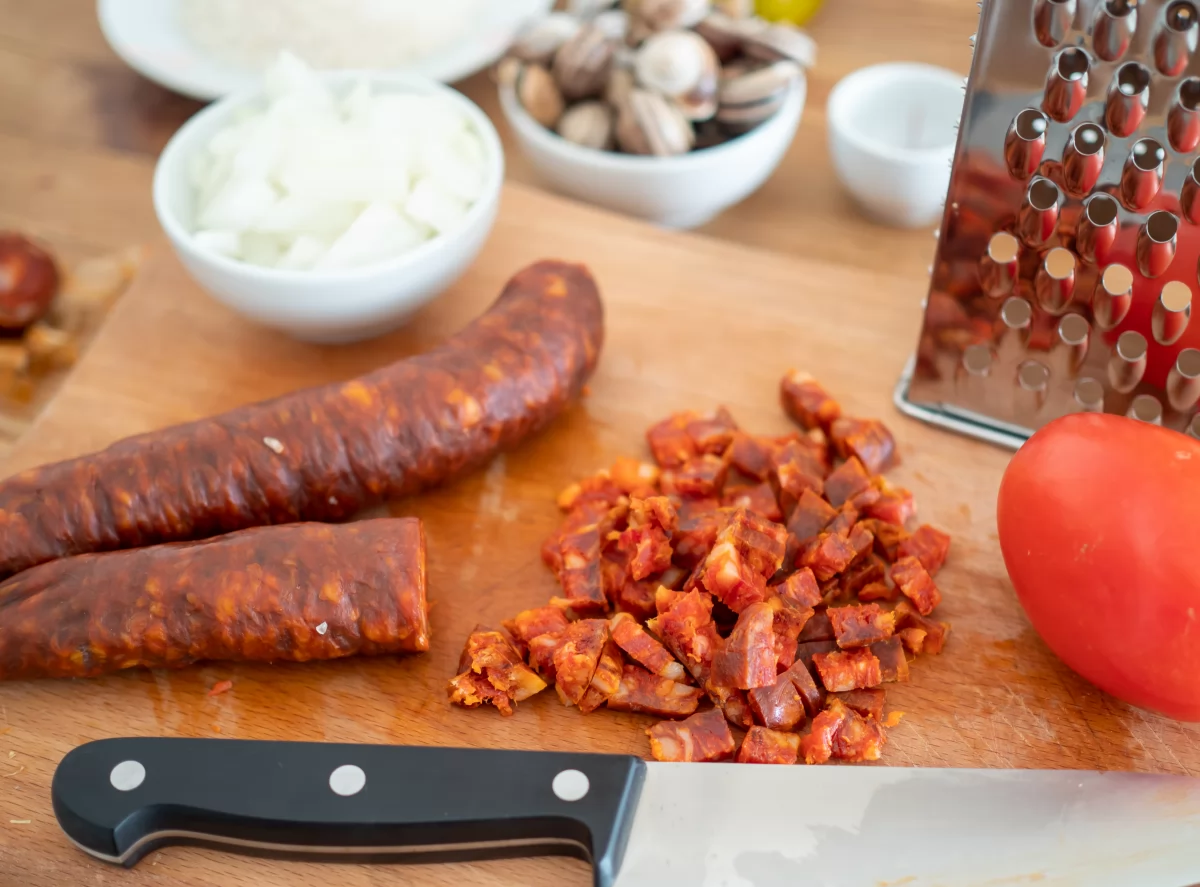 Arroz con caracoles 2 Picar el chorizo, trocear la cebolla y rallar el tomate para el arroz con caracoles