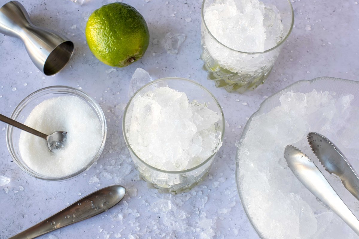 Crush the ice and add it to the caipiroska cocktail glass