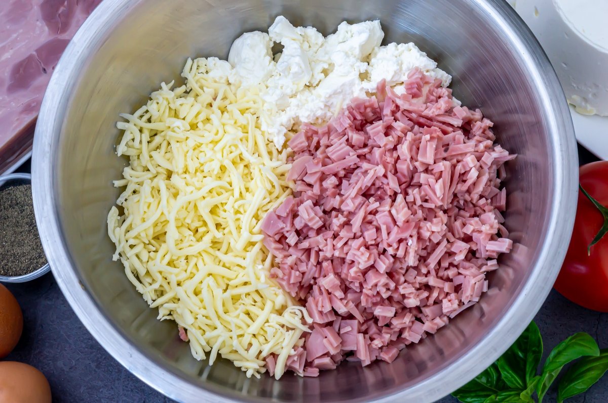 Picar el jamón y juntarlo con la ricotta y mozzarella