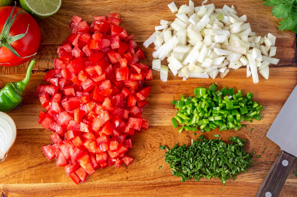Picar el tomate, la cebolla, el chile y el cilantro