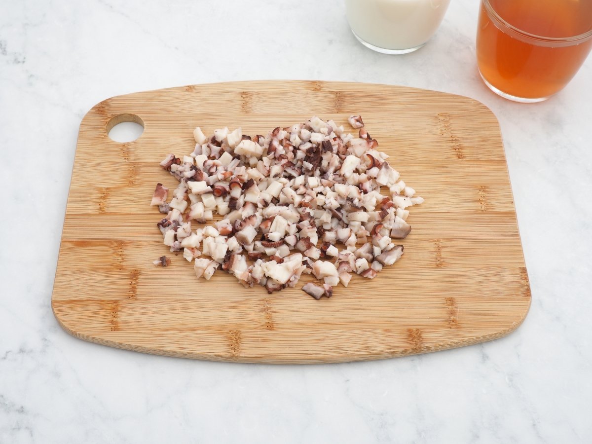 Picar fino el pulpo cocido para las croquetas