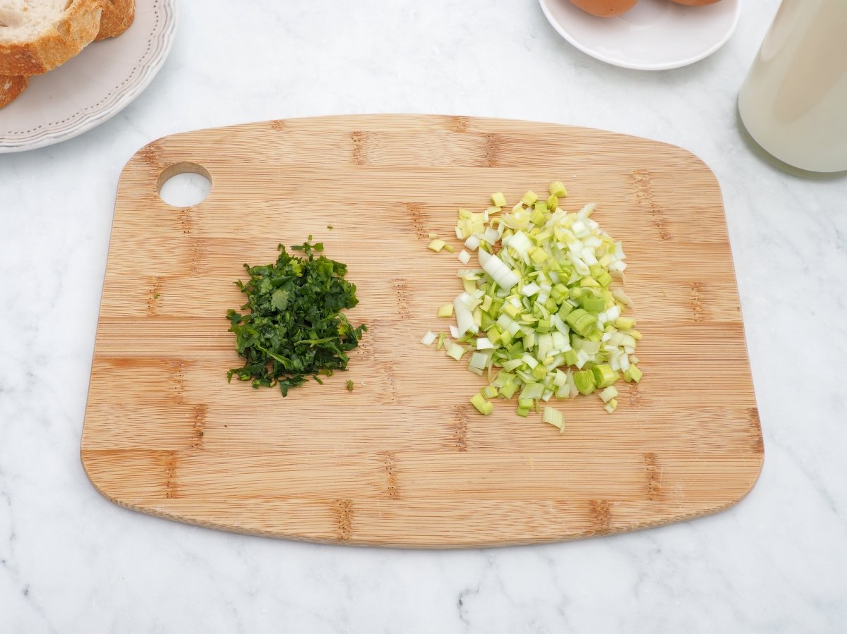 Picar la cebolla larga y el cilantro