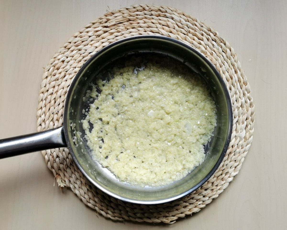 Picar la cebolla y sofreírla en mantequilla y aceite de oliva