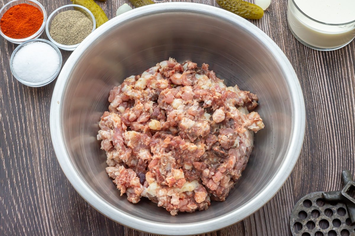 Hachez la viande pour faire le pâté de campagne