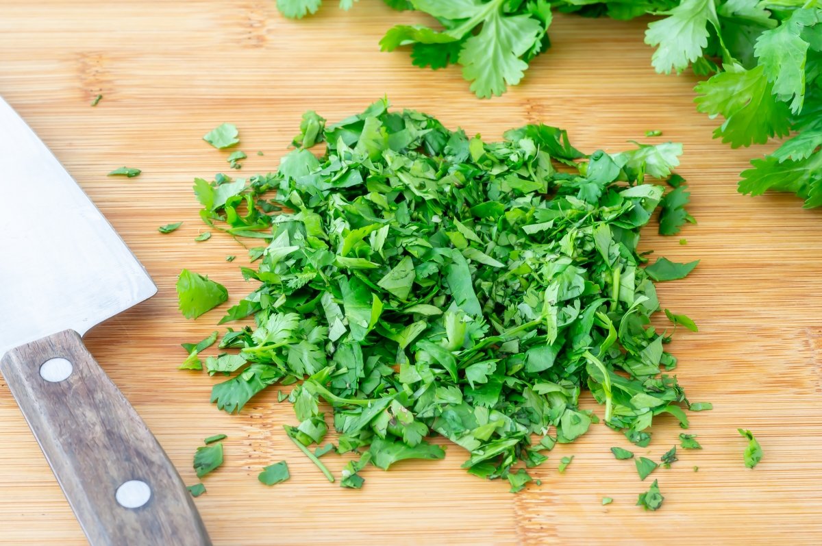 Picar las hierbas para la ensalada de repollo