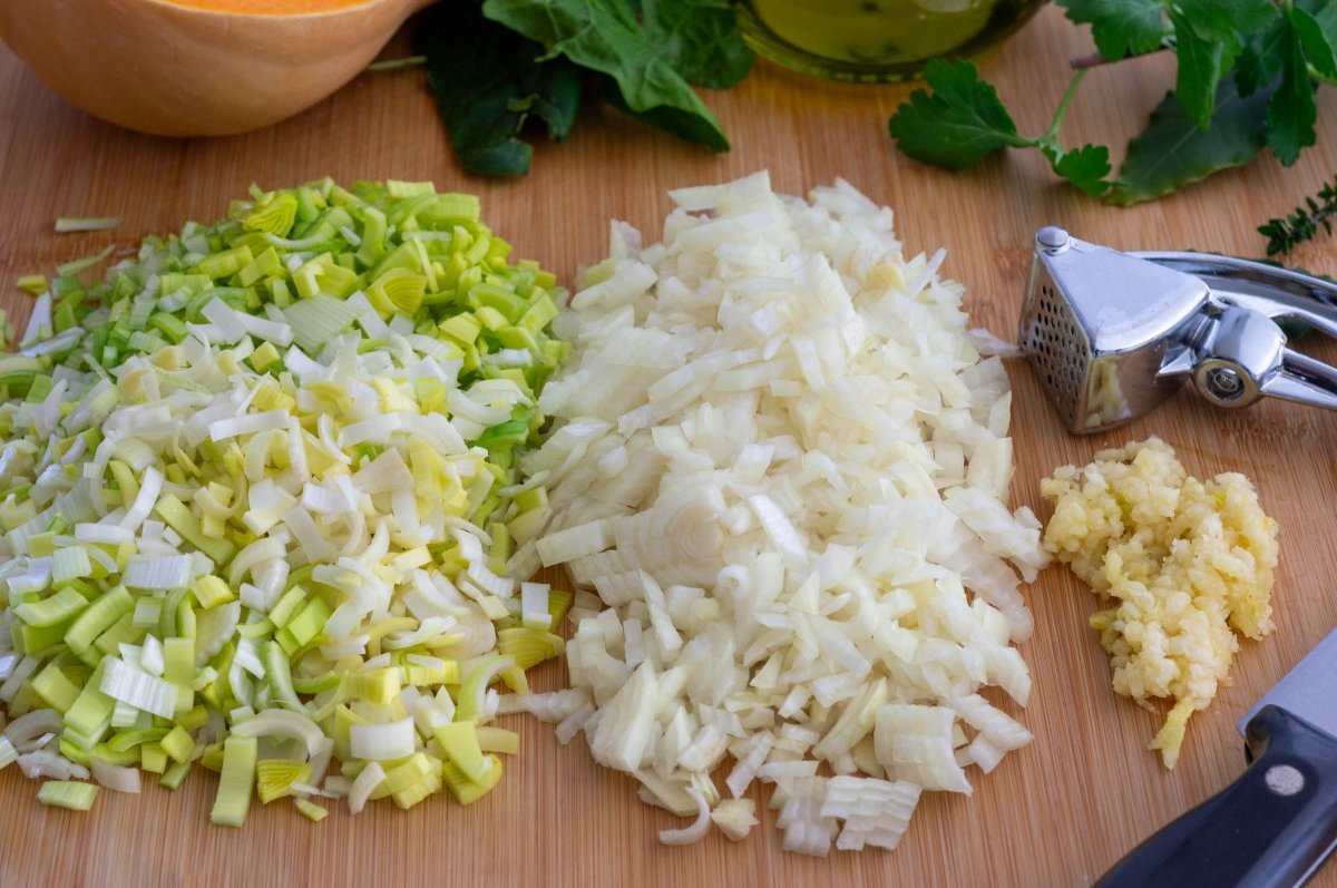 Picar las verduras del sofrito para azukis estofadas con calabaza y verduras