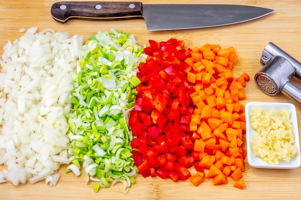 Picar las verduras para el sofrito de los andrajos