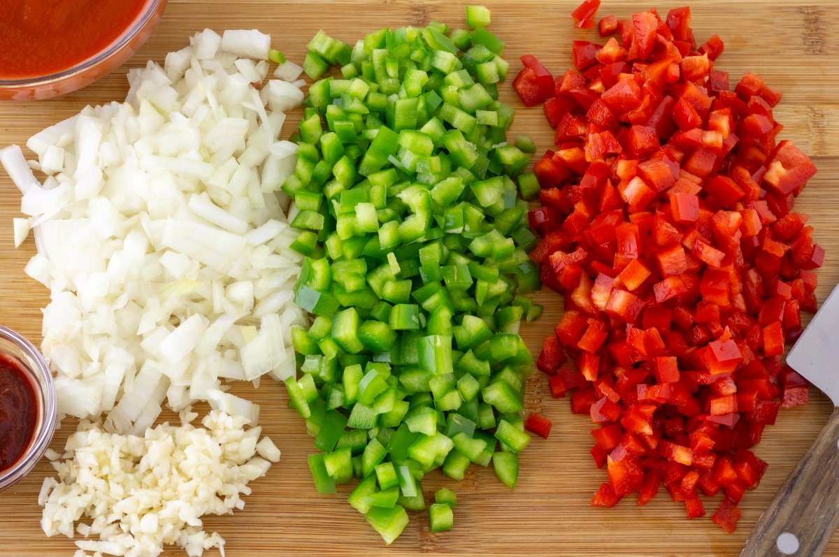 Picar las verduras para garbanzos estilo turco