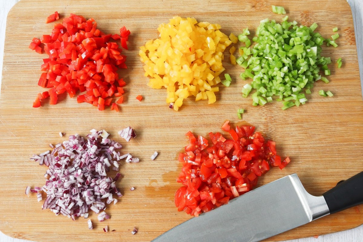 Picar las verduras para la ensalada de pulpo