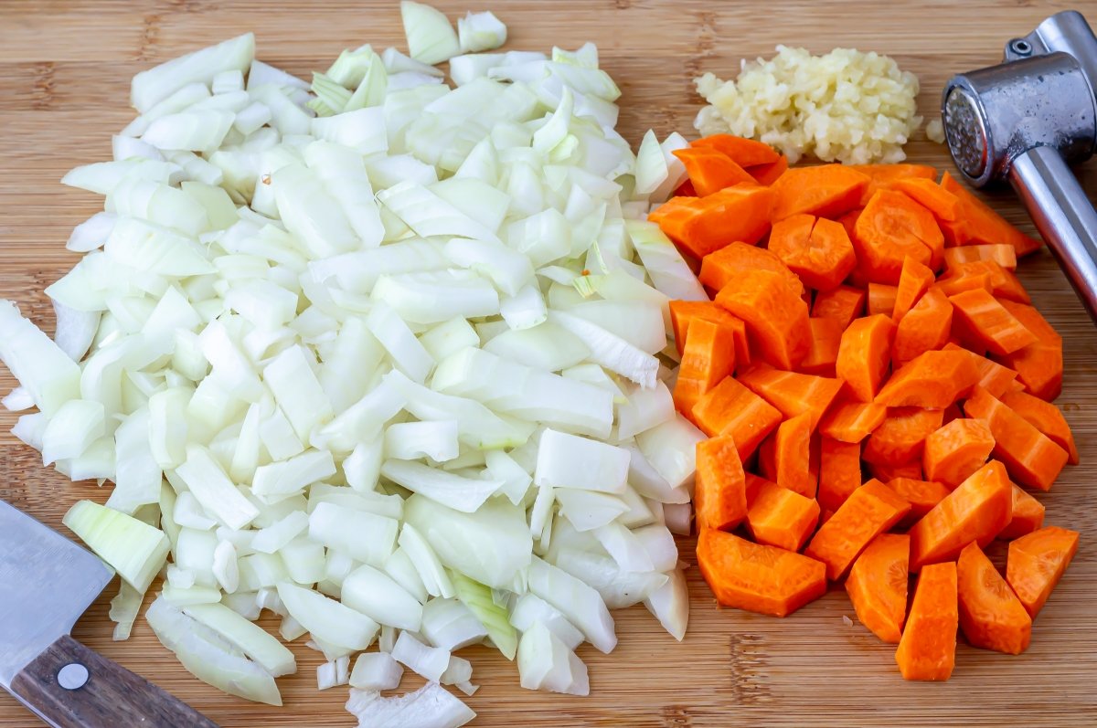 Picar las verduras para las carrilleras de ternera en salsa