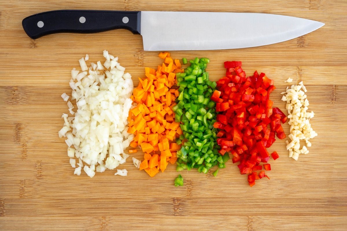 Picar las verduras para las pochas con codorniz