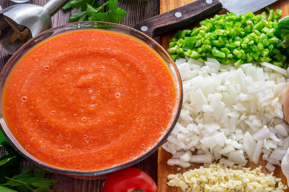 Picar las verduras y triturar el tomate