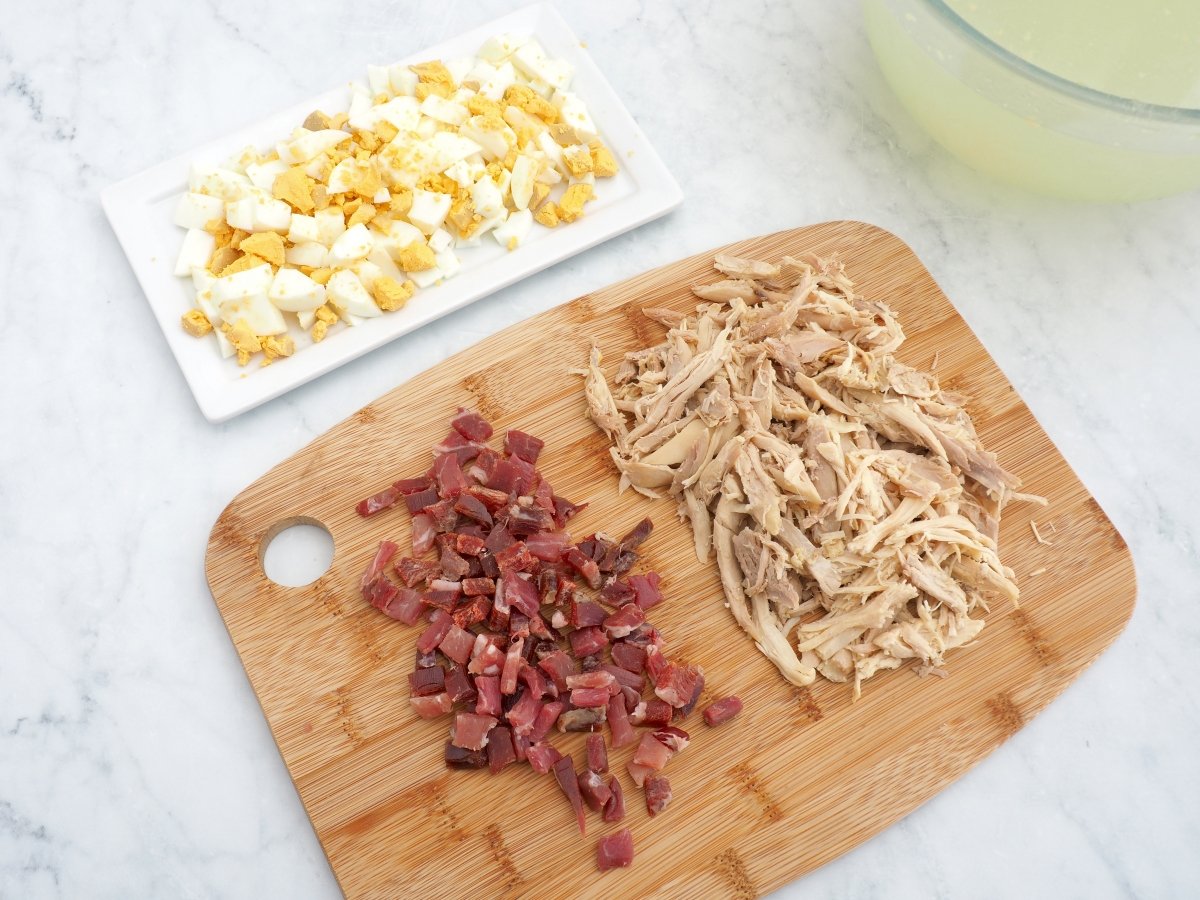 Picar los huevos y el jamón serrano
