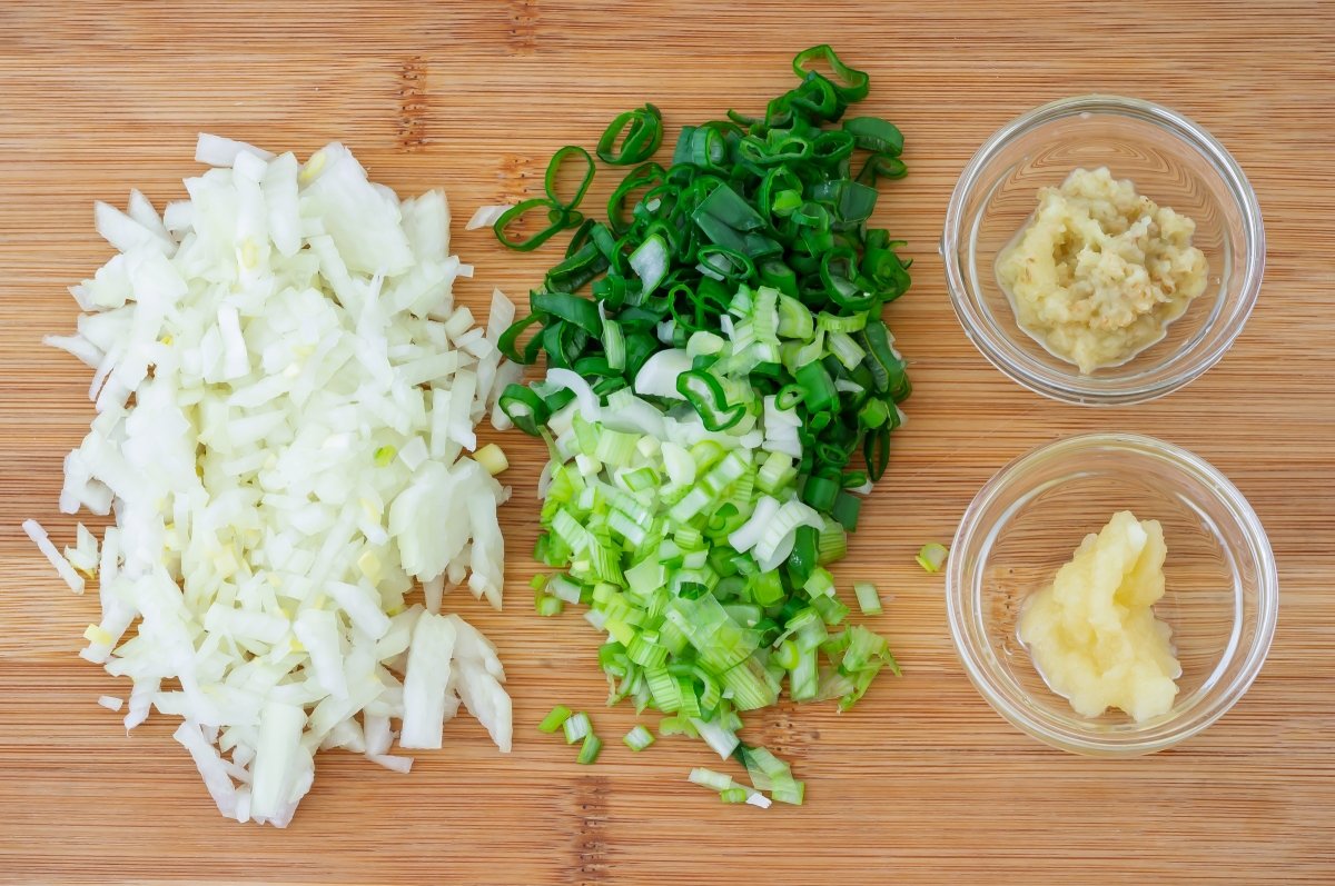 Picar los ingredientes del relleno de los baozi