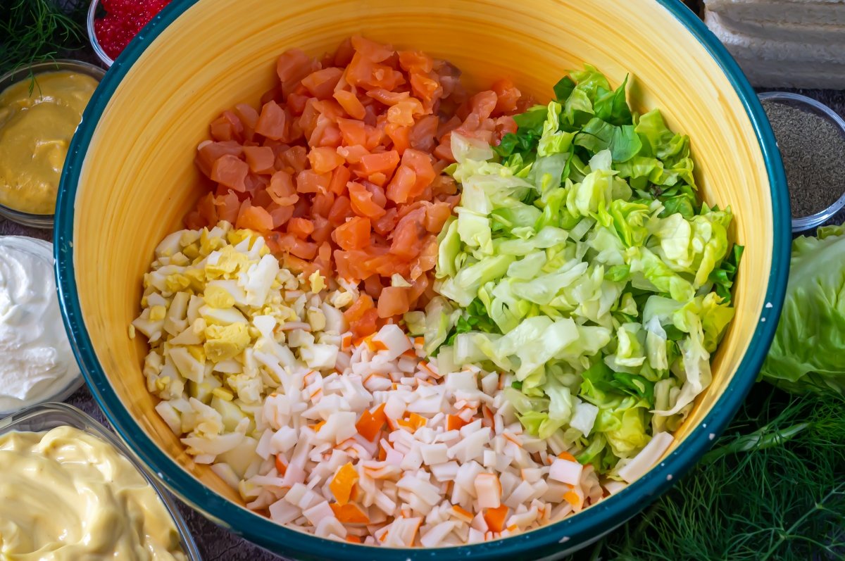 Picar los ingredientes del relleno del pastel