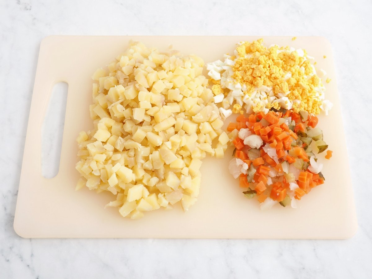 Picar muy finito los ingredientes de la ensaladilla