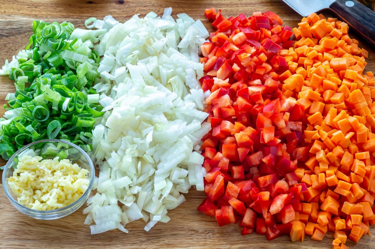 Picar todas las verduras para la tarta de pollo