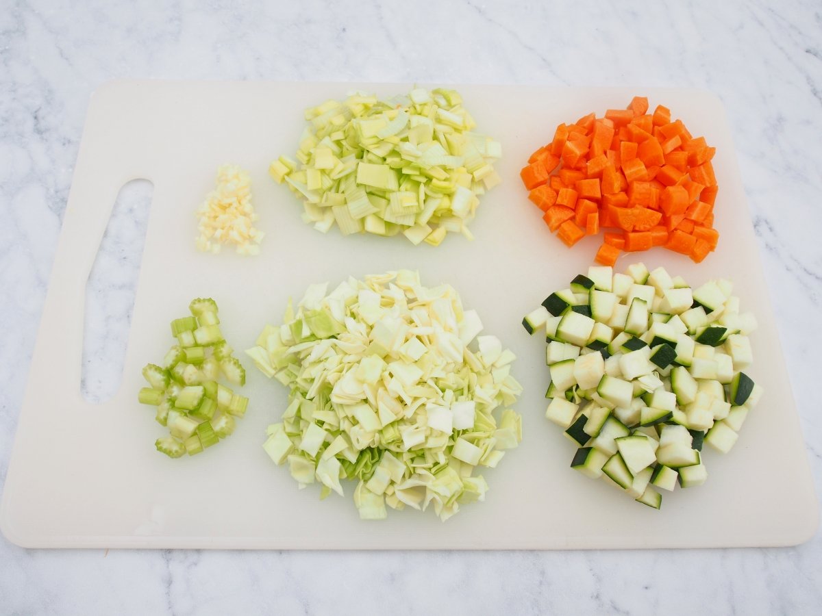 Picar todos los ingredientes de la sopa de verduras
