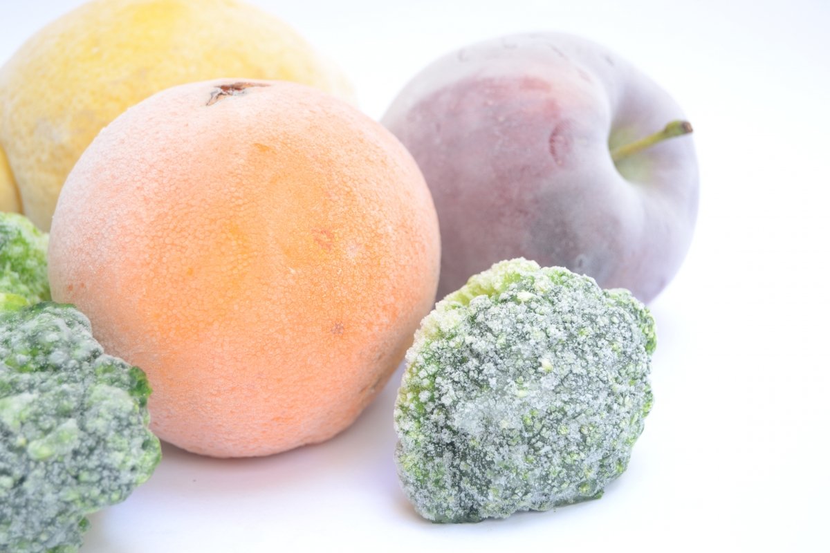 Piezas de verdura y frutas sacadas del congelador