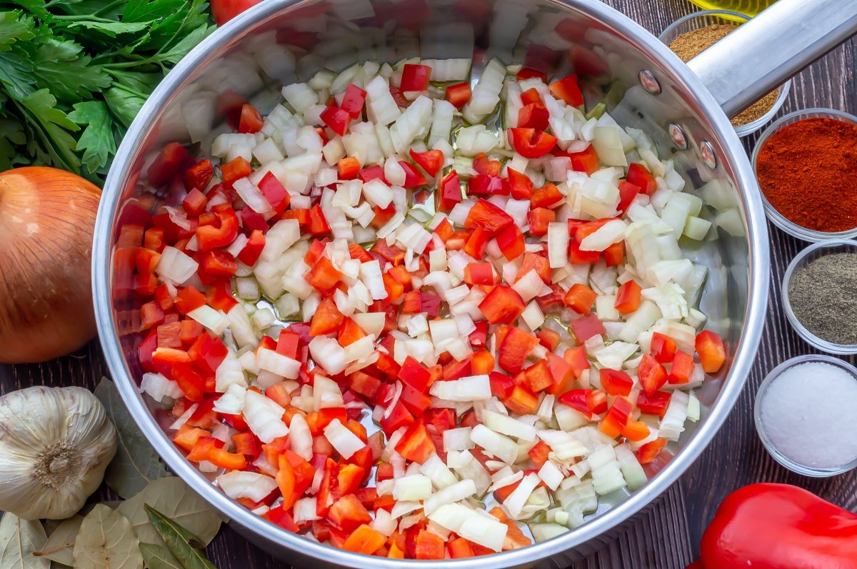 Pimiento y cebolla para el sofrito rojo