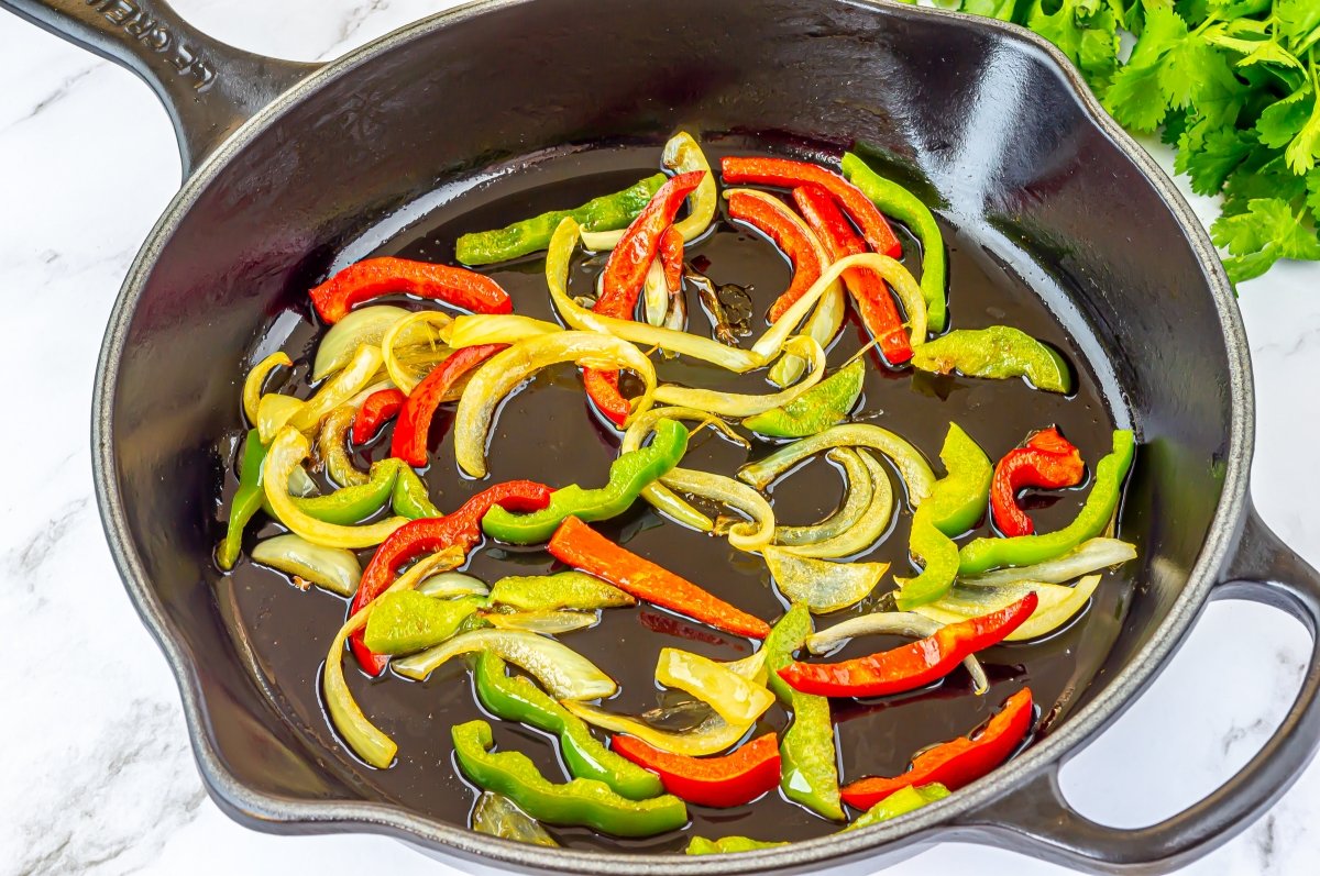 Pimiento y cebolla para las quesadillas de pollo