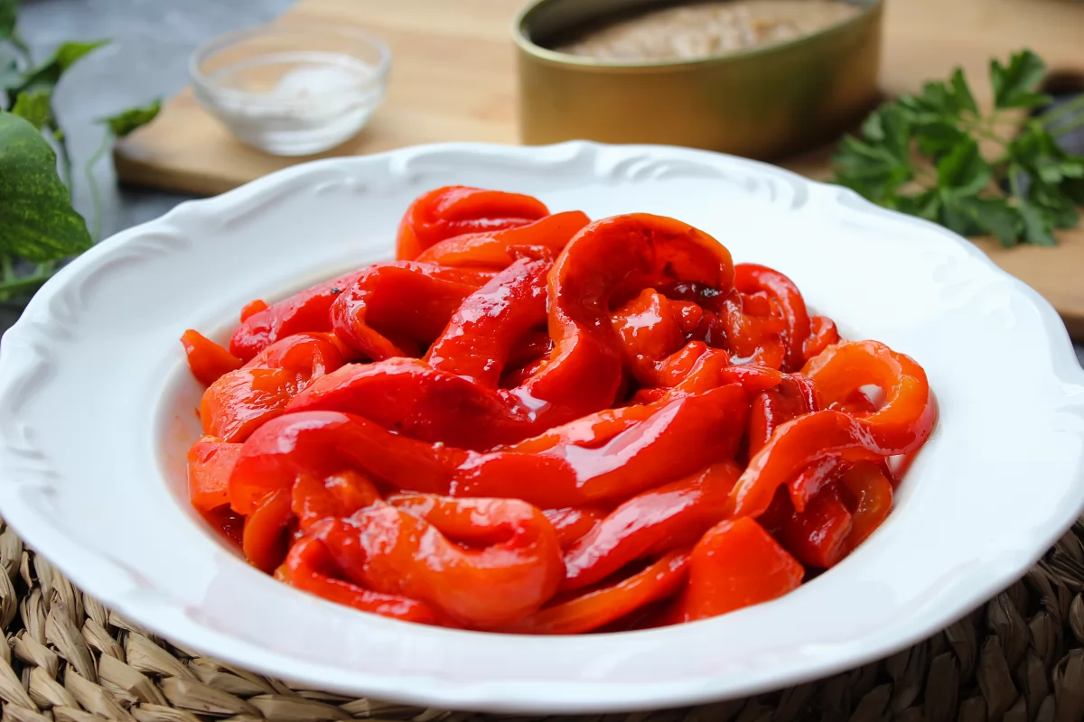 Ensalada de pimientos asados y atún 7 Pimientos asados cortados en tiras dispuestos en el plato *