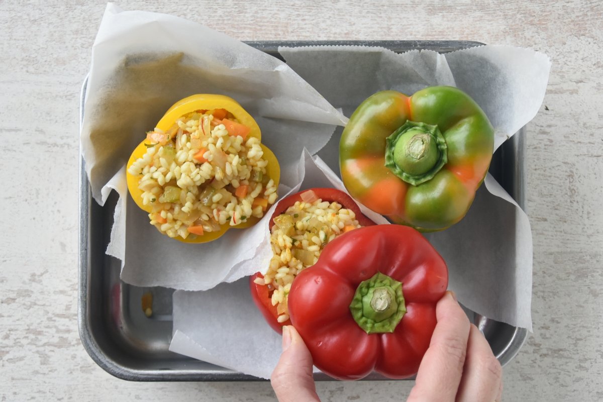 Pimientos colocados en una olla