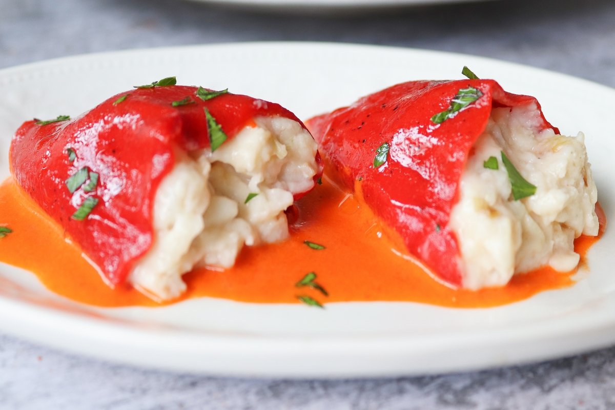 Pimientos del piquillo rellenos de merluza