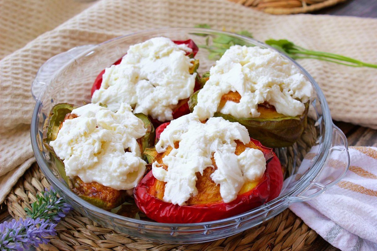 Pimientos rellenos de queso cubiertos con mozzarella