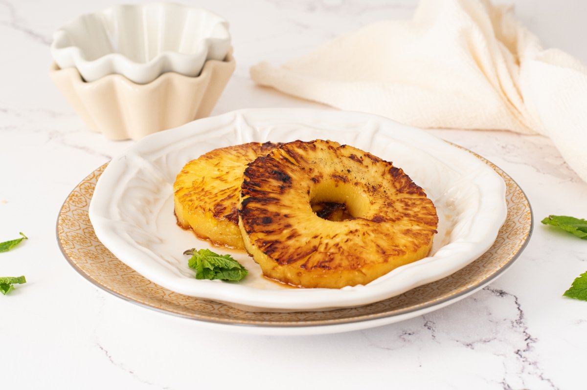 Piña a la plancha en el plato