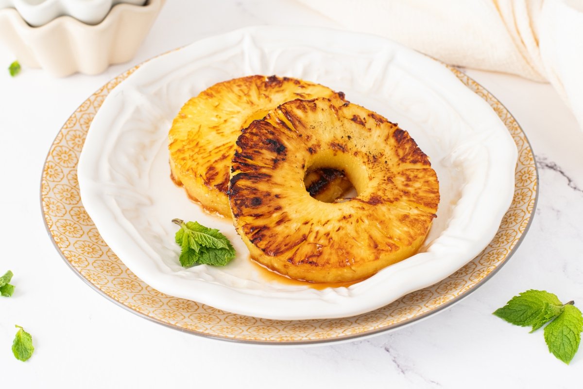 Piña a la plancha lista para servir
