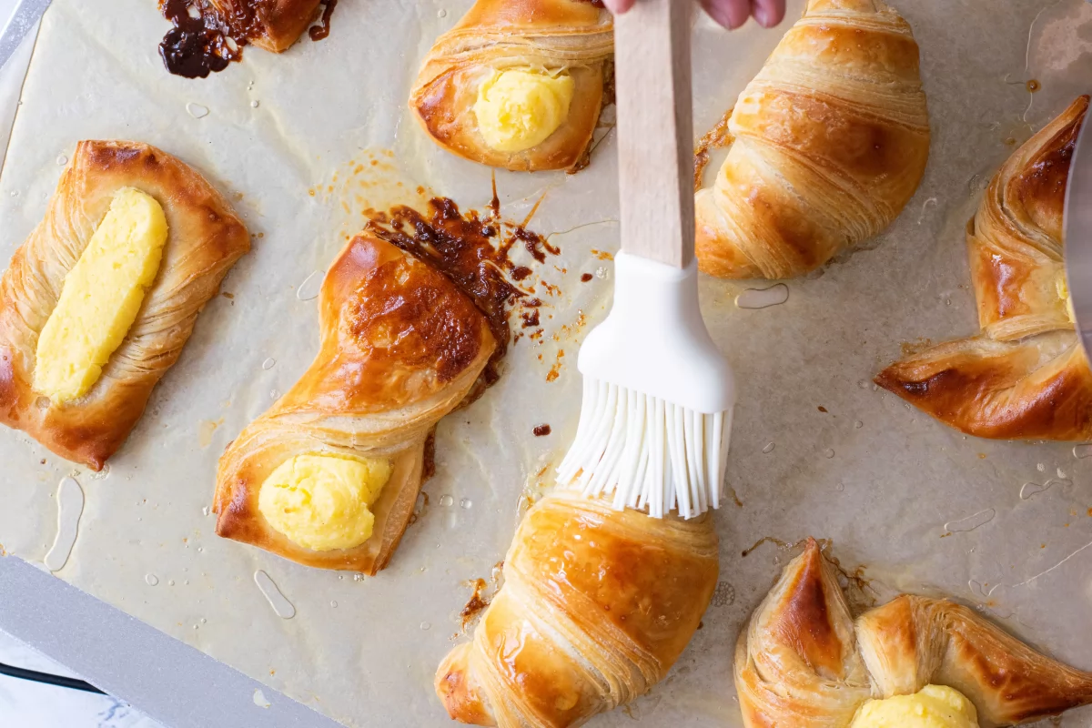 Pincelamos con almíbar las facturas de manteca