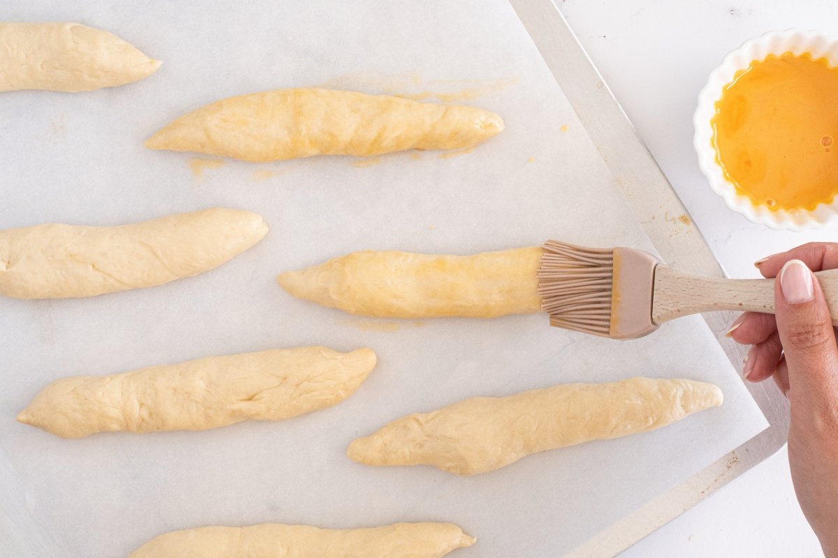 Pincelamos con huevo el pan de viena