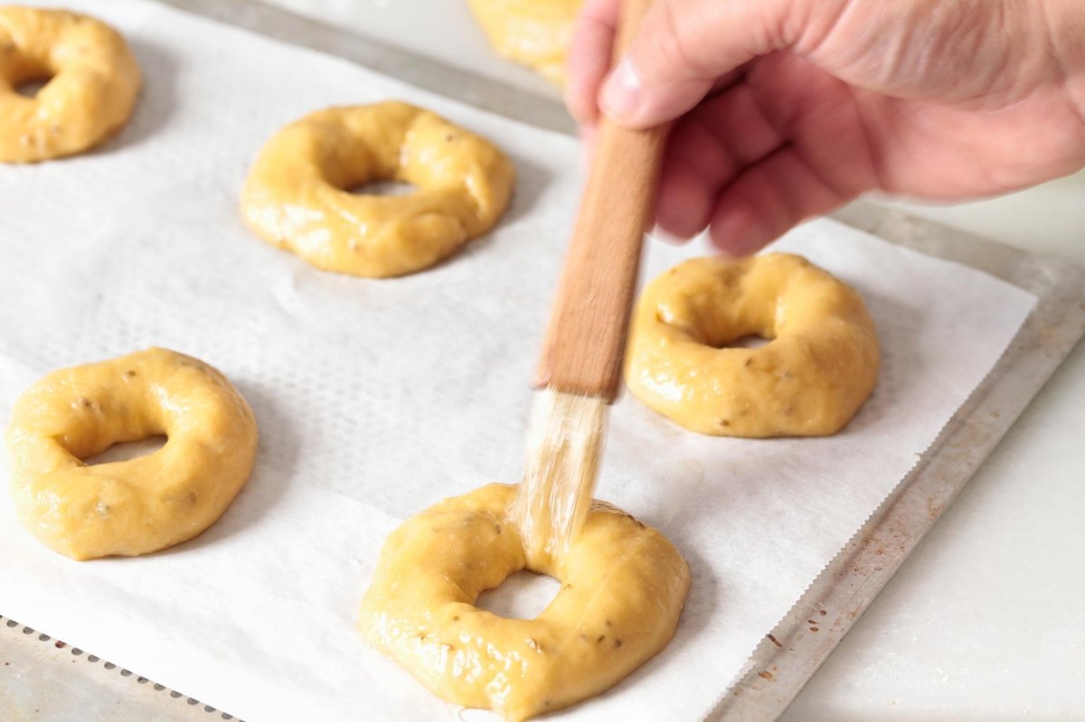 Pincelamos las rosquillas con huevo