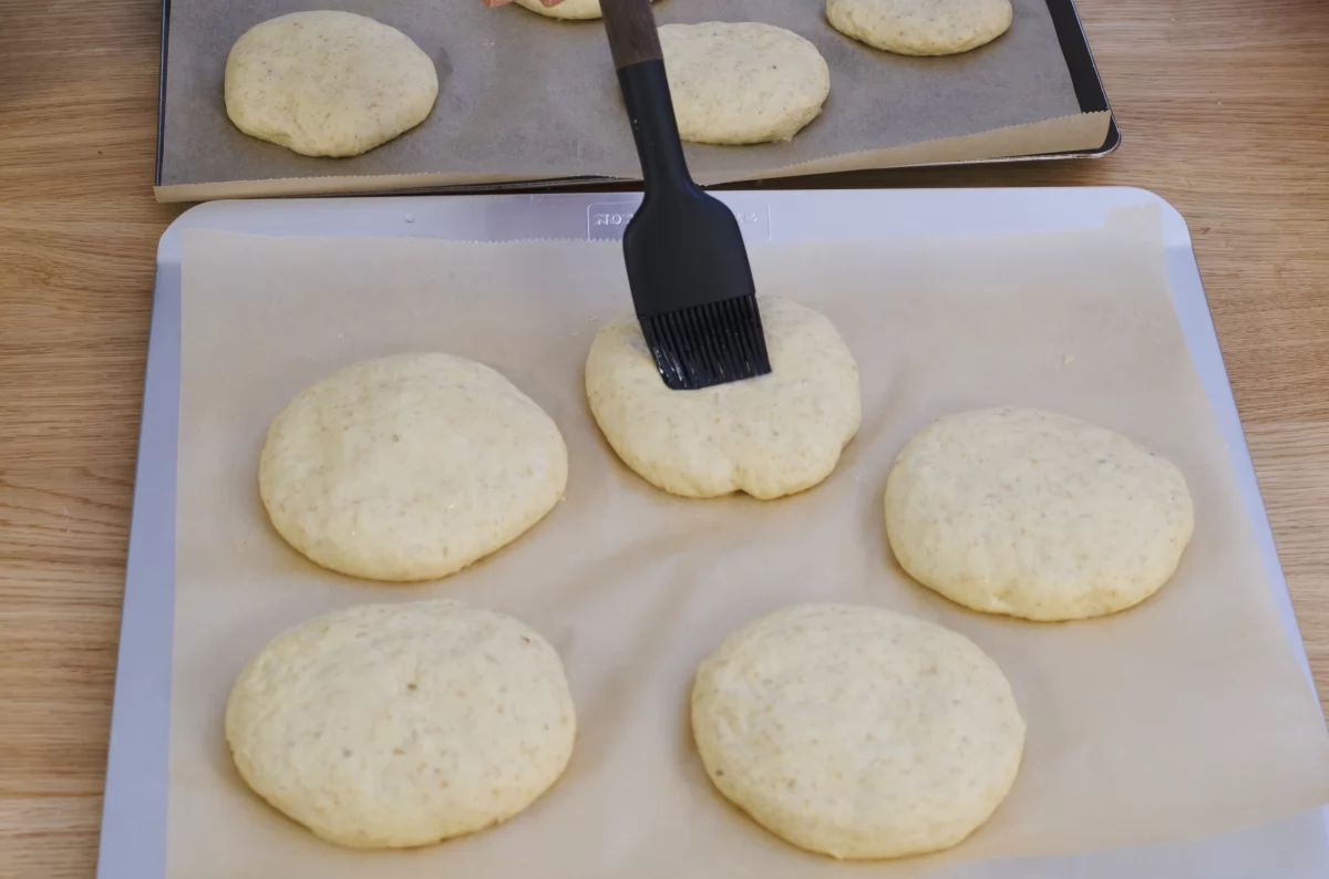 Pan de hamburguesa 9 Pincelamos los bollos para que no se seque la superficie *