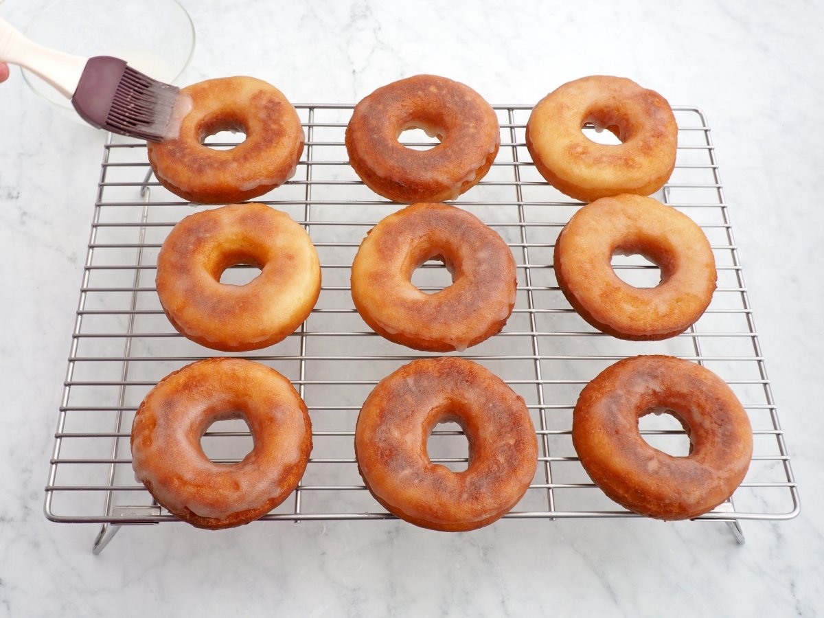 Pincelar los donuts con el glaseado